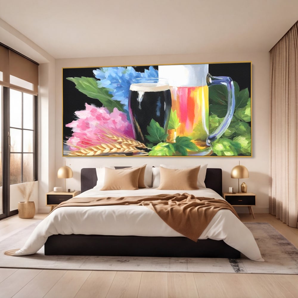 Tablou canvas cu tablou canvas cu bere si flori, in rama de aluminiu auriu, pe perete intr-un dormitor